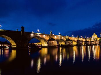 noční Praha Karlův most